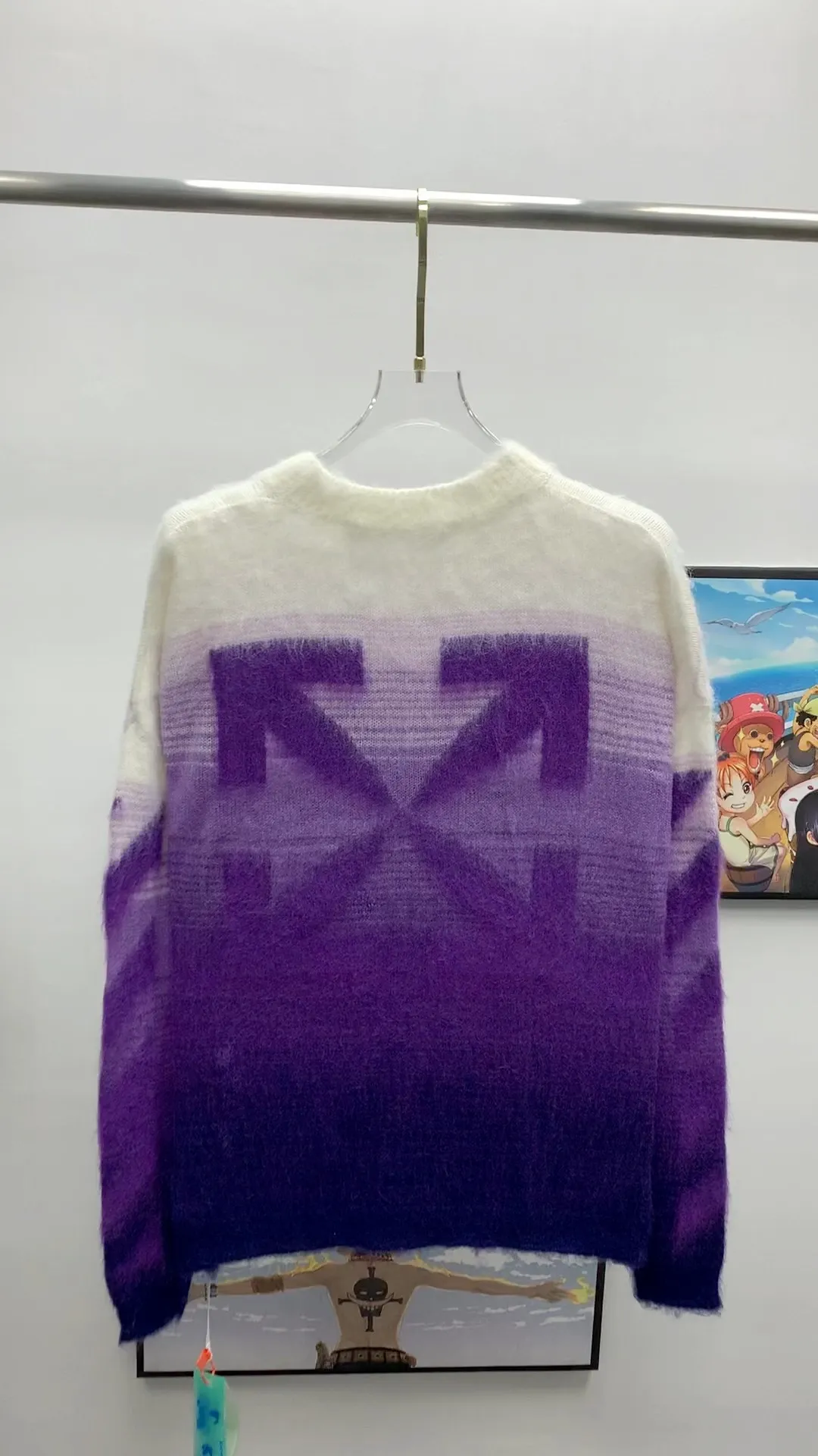 Real-shot video on the back——New top-level proven version OFFWHITE (OW) gradient mohair striped arrow sweater hoodie gradient rendering arrow couple sweater Mohair (English Mohair; Turkish: MUKHYAR) refers to the coat of Angora goats, also known as Angora goat hair. The name comes from Turkish, meaning "the best hair". It has good elasticity, pressure resistance and special luster. It is an excellent raw material for making plush fabrics and one of the most advanced animal textile fiber raw materials in the world market. Mohair has a shape similar to long wool. The fiber surface is smooth, strong luster, high strength, good elasticity, less curl, and easy to wash. Mohair can be used in jacquard blankets, long-haired coats and high-gloss wool fabrics. Mohair sweaters from ow are released every year🛒 The same style and ever-changing colors. There is really no girl who doesn’t love it. It is super suitable for wearing under a down jacket in winter without being bulky! If the lower body is missing, their favorite os version🙋🏻‍♀️ intuitively adds natural softness and fairy beauty effect, which is the best choice! The upper body is lightweight and does not weigh down the body while keeping warm. The sleeves and the gradient arrow parts on the back are repeatedly patterned until the gradient level is satisfied before large-scale products are released. The craftsmanship is extremely demanding. Each sweater is woolen at least ten times to give it a plush, thick feel and good fluffiness! ✅ Fabric composition: 50% mohair 32 spandex 18% wool, three-level anti-pilling Color: black and white gradient Sizes Mohair is lighter and softer, so be careful not to machine wash it, not machine washable! ! emphasize! !  ⚠️Hand wash with warm water and cold water P:440